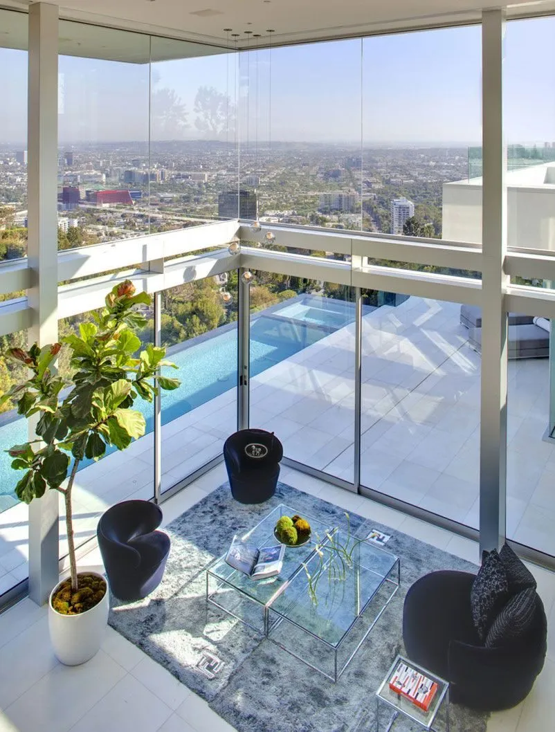 Oriole Way infinity pool overlooking Los Angeles