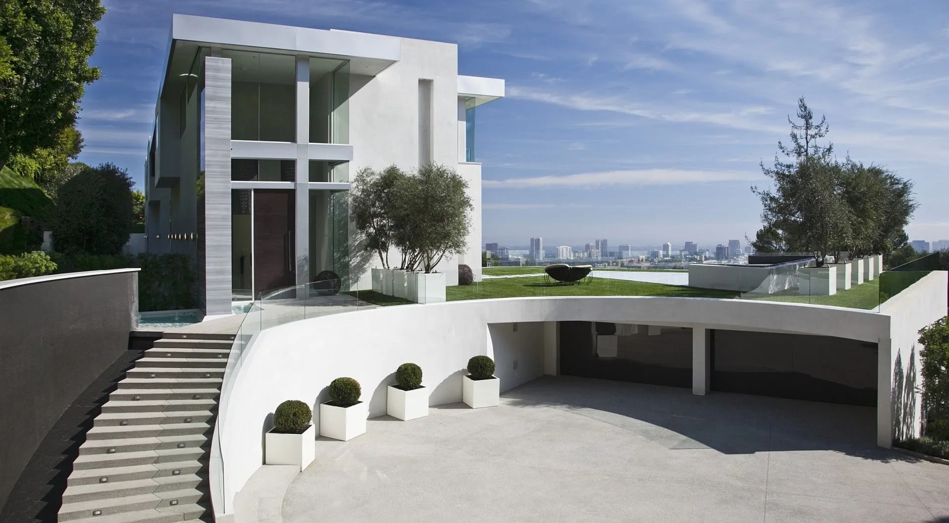 Formal entry stairs and circular motor court